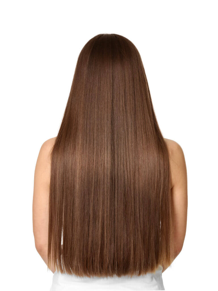 אישה עם שיער ארוך וחלק בצבע חום אחרי החלקת שיער